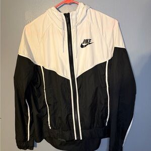 Nike Windbreaker Jacket – Women’s Medium